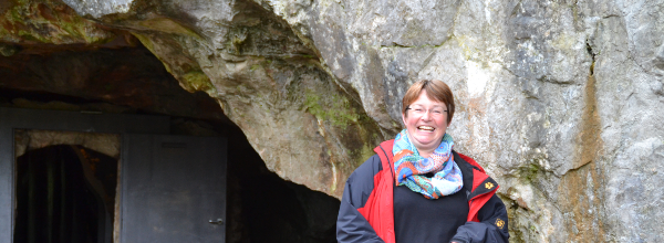 Die Höhlenführerin Annette vor dem ehemaligen Eingang in die Tropfsteinhöhle ©Alina Lipka